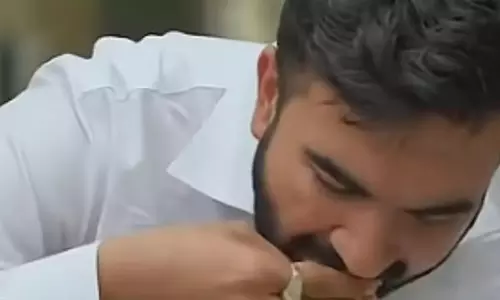 Indian Origin Mayor Eats With Hands: US Explodes!