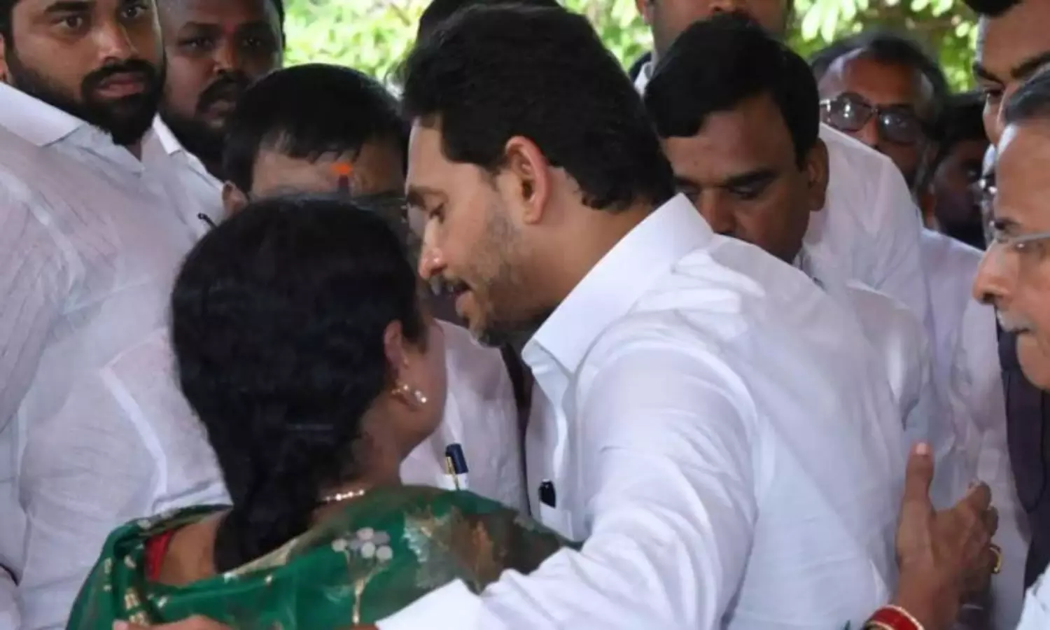 విజయమ్మను కౌగిలించుకున్న జగన్... మాట్లాడుకోలేదు ఎందుకు?