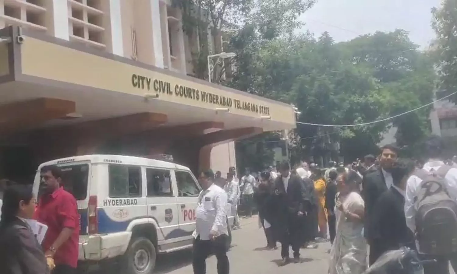 హైదరాబాద్ లో బాంబు బెదిరింపు మెయిల్స్... పలు ప్రాంతాల్లో తనిఖీలు హైదరాబాద్ లో బాంబు బెదిరింపు మెయిల్స్... పలు ప్రాంతాల్లో తనిఖీలు