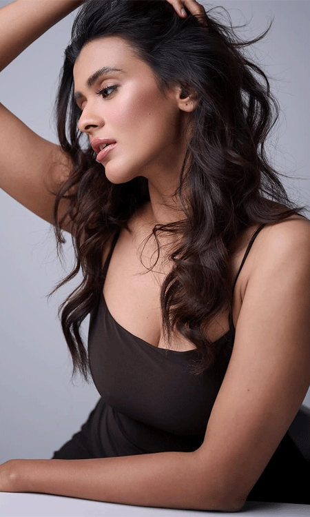 In the Mood for Minimal – Hebah Patel Slays in Simplicity