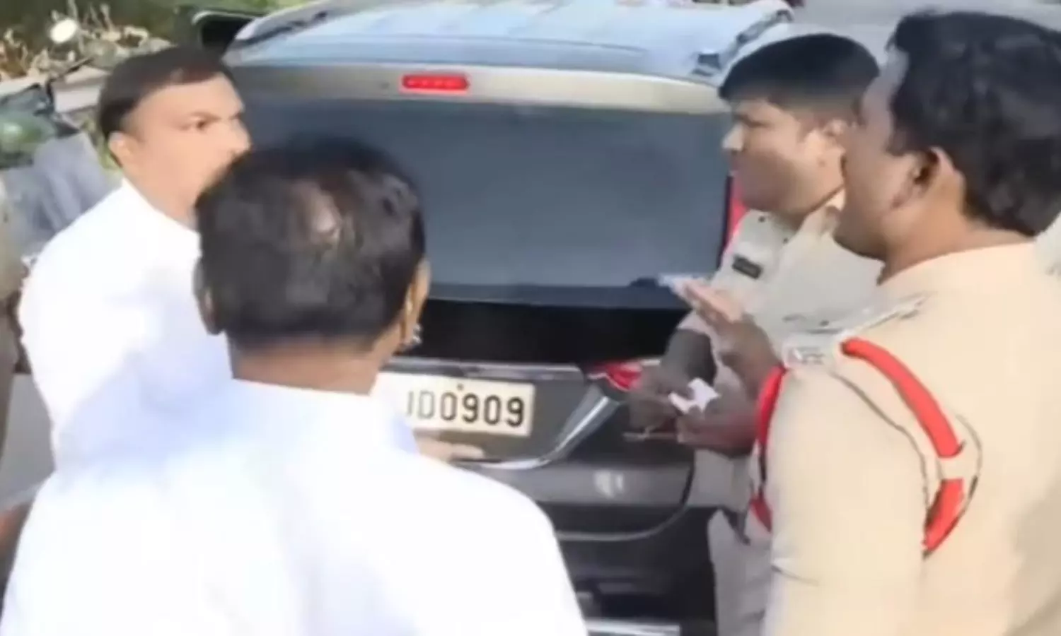 జగన్ చిత్తూరు పర్యటనలో కార్యకర్తలకు గాయాలు.. కారు దిగకుండా అడ్డుకున్న ఎస్పీ