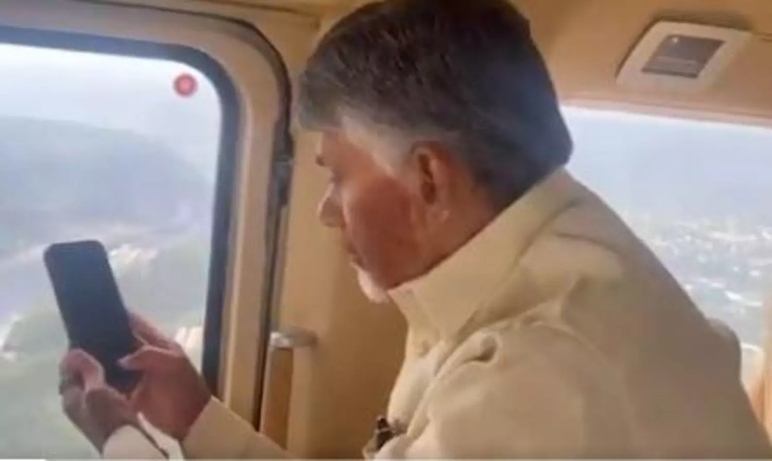 సెల్ ఫోన్ చేతపట్టిన చంద్రబాబు... ఈసారి ఏమి చేశారంటే..! సెల్ ఫోన్ చేతపట్టిన చంద్రబాబు... ఈసారి ఏమి చేశారంటే..!