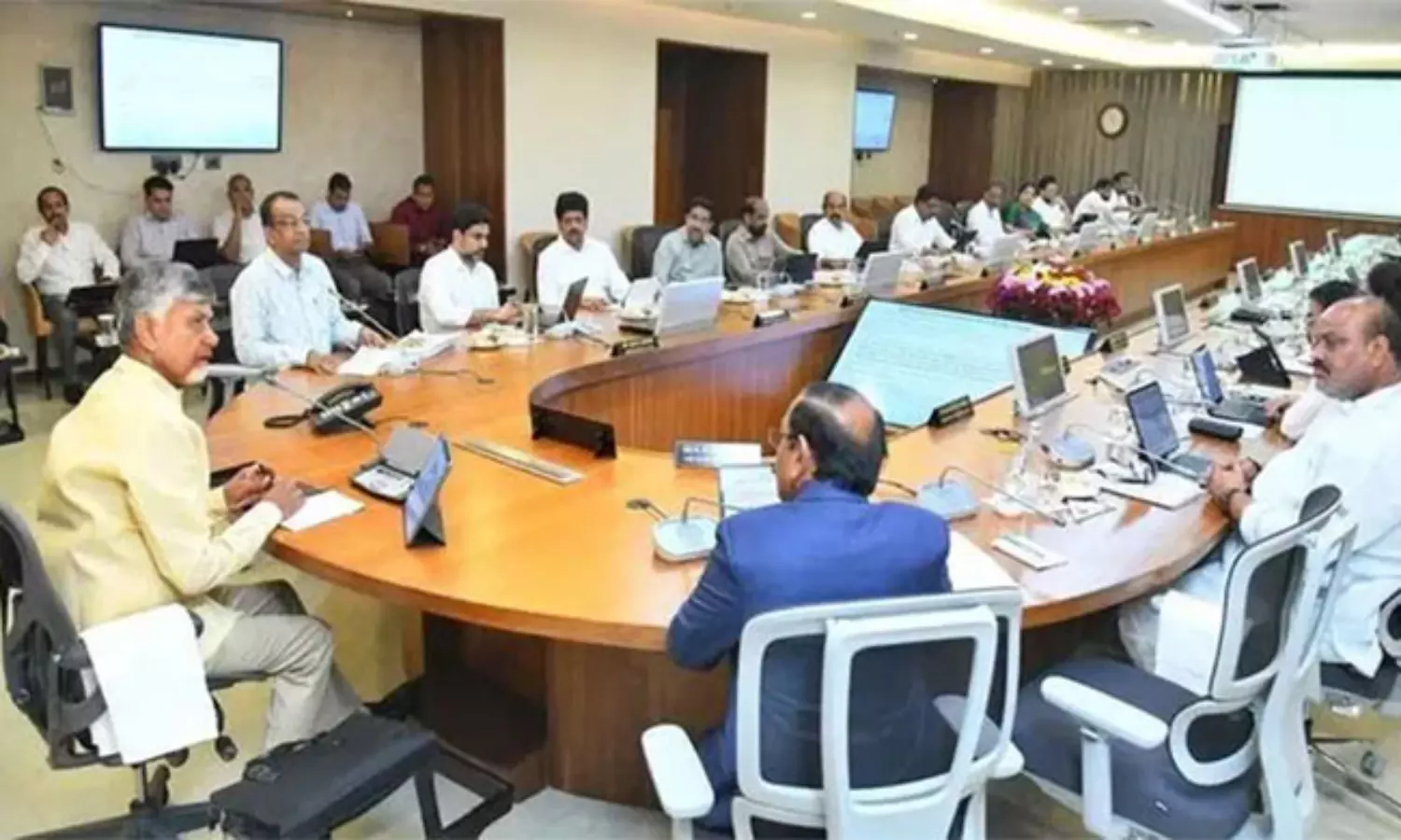 ఏపీ కేబినెట్ లోని 25 మందిలో ఈ ఇద్దరు మంత్రులూ స్పెషల్! ఏపీ కేబినెట్ లోని 25 మందిలో ఈ ఇద్దరు మంత్రులూ స్పెషల్!