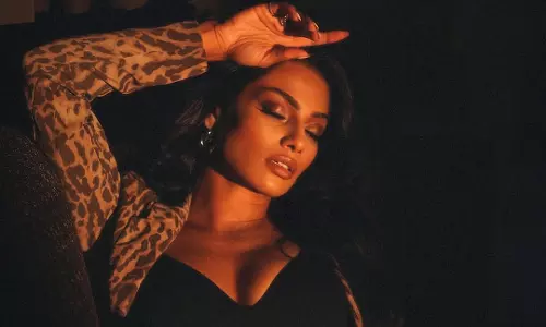 Chandrika Ravi channels 90s glam