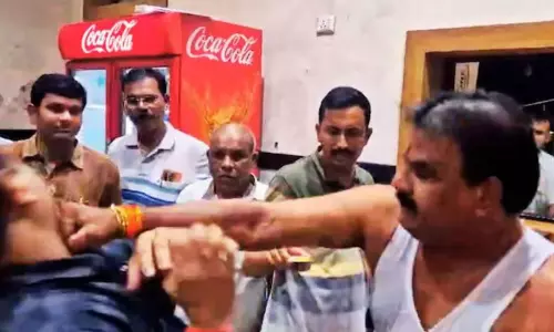 ముంబైలో అసెంబ్లీ రౌడీ... అప్పుడు నోటికి, ఇప్పుడు చేతులకు పని..!