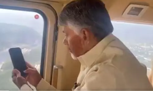 సెల్  ఫోన్  చేతపట్టిన చంద్రబాబు... ఈసారి ఏమి చేశారంటే..!