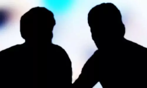 ఇద్ద‌రి చేతుల్లో ఒకే పుస్త‌కం దేనికి సంకేతం?