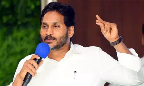 జగన్ కి దగ్గరుండి క్రేజ్ పెంచుతున్నారా ?