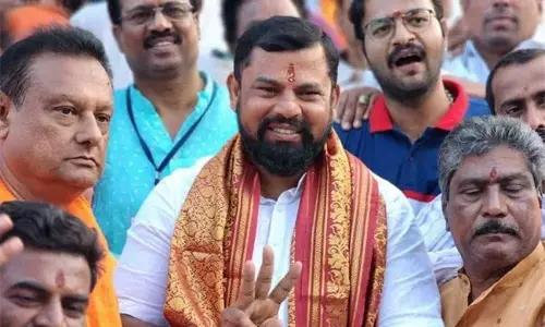 ఢిల్లీ నుంచి నరుక్కొస్తున్న రాజాసింగ్ ఢిల్లీ నుంచి నరుక్కొస్తున్న రాజాసింగ్