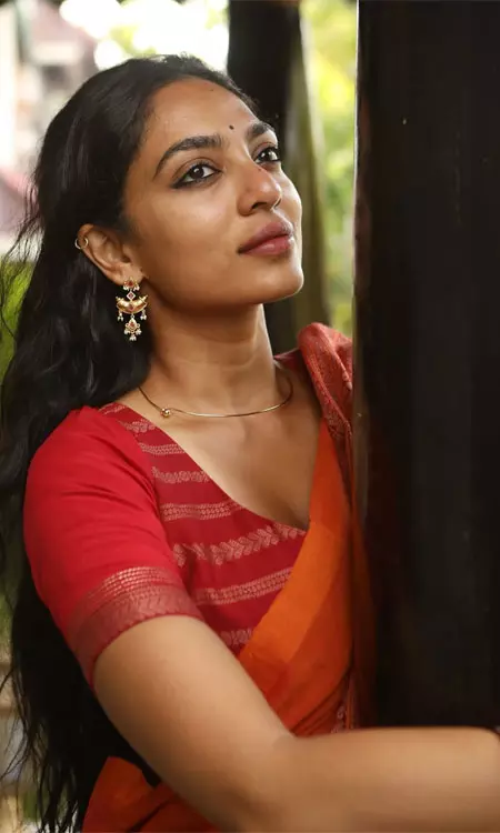 Sobhita Dhulipala’s Serene Sunset Moment in Saree