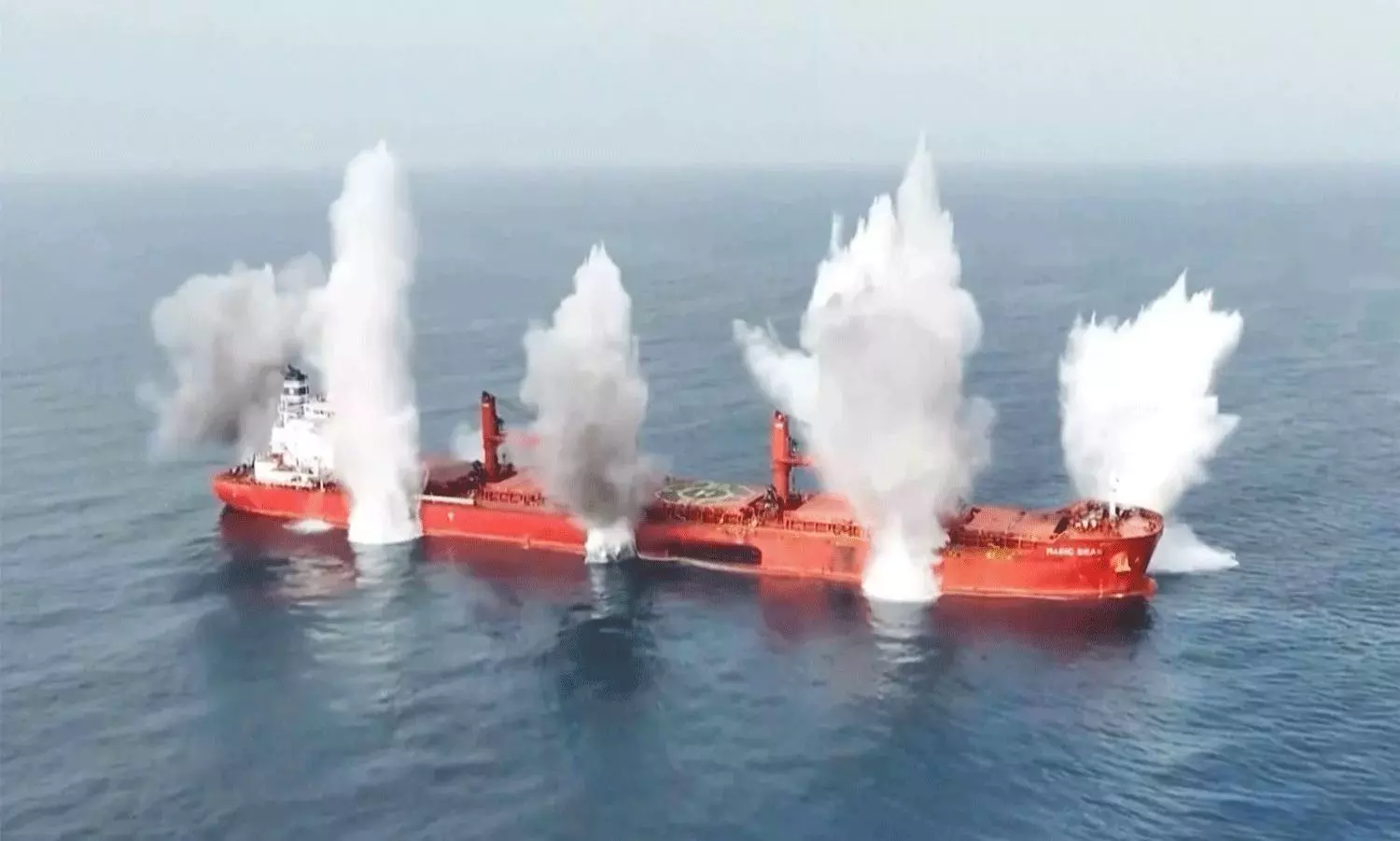 ఎర్రసముద్రంలో అన్నంతపని చేసిన హూతీలు... తెరపైకి హాలీవుడ్  సినిమా సీన్!