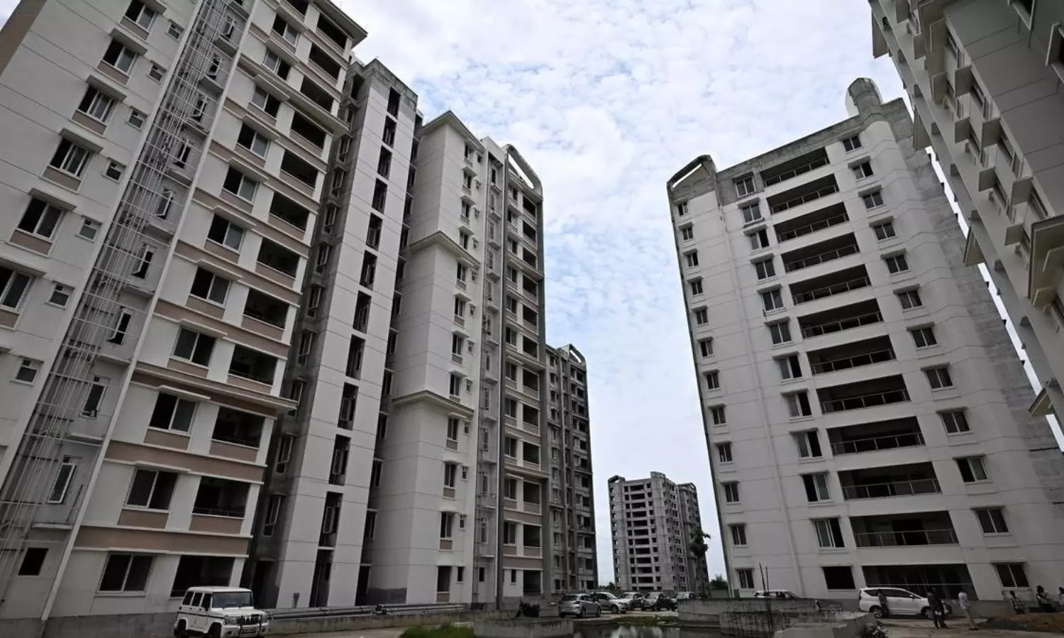 ఎమ్మెల్యేలకు క్వార్టర్లు.. ప్రజలకు ఇండ్లు ఏవీ?