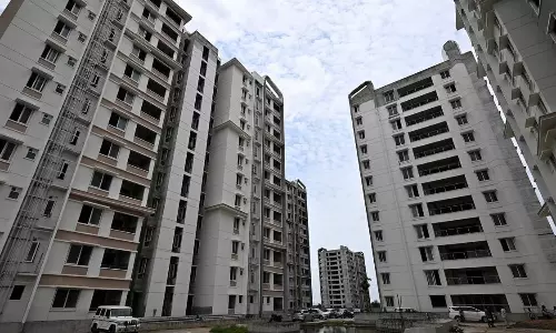 ఎమ్మెల్యేలకు క్వార్టర్లు.. ప్రజలకు ఇండ్లు ఏవీ?