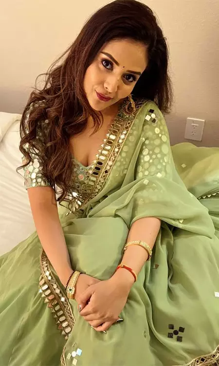 Elegant and Chic: Sreemukhi�s Green Saree Look at Nats 2025