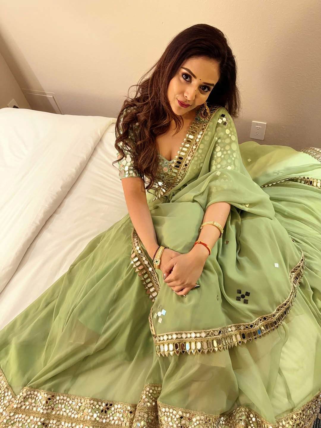 Elegant and Chic: Sreemukhi�s Green Saree Look at Nats 2025