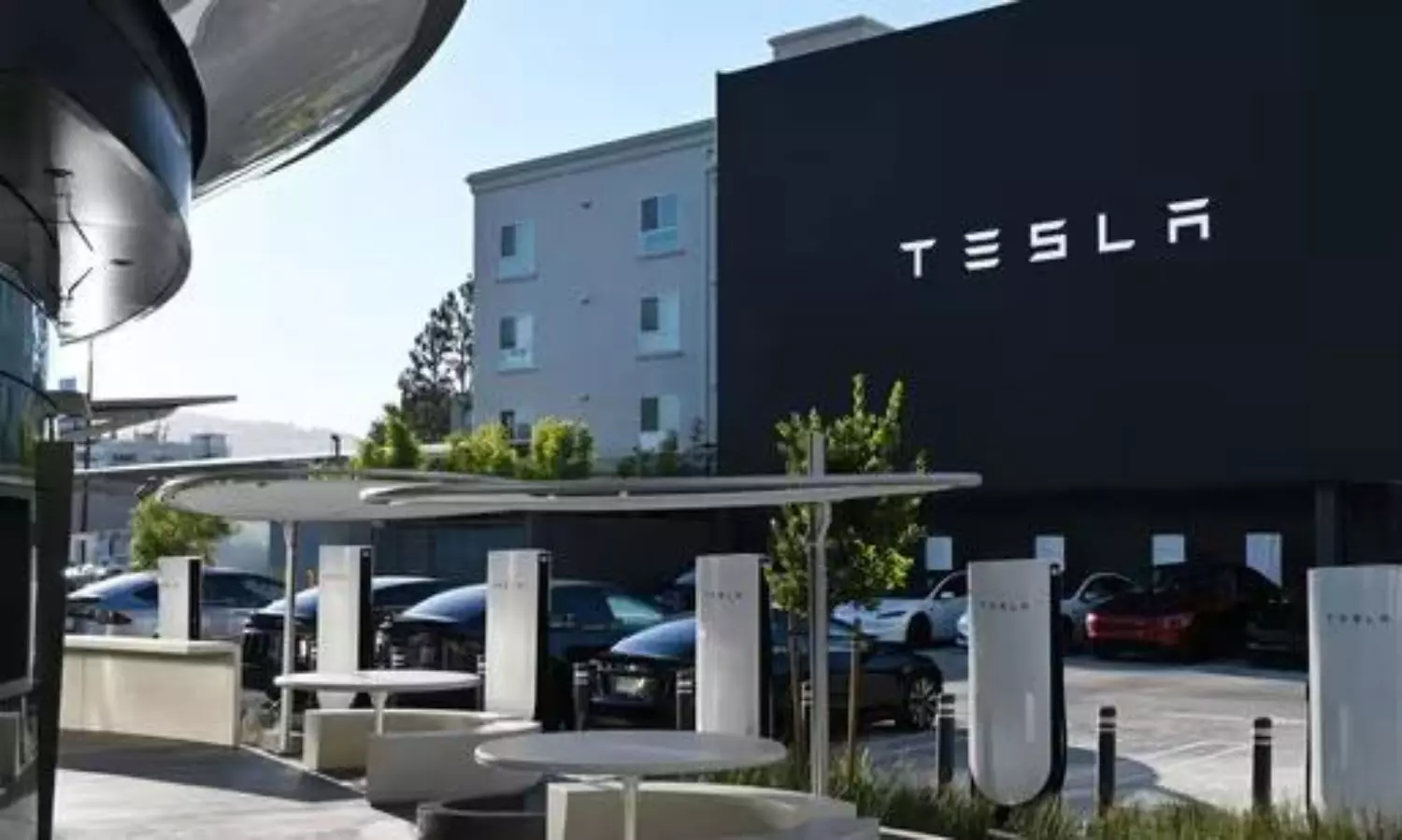 టెస్లా వచ్చేసిందోచ్.. మంగళవారమే షోరూం షురూ.. ఆ నగరంలోనే..