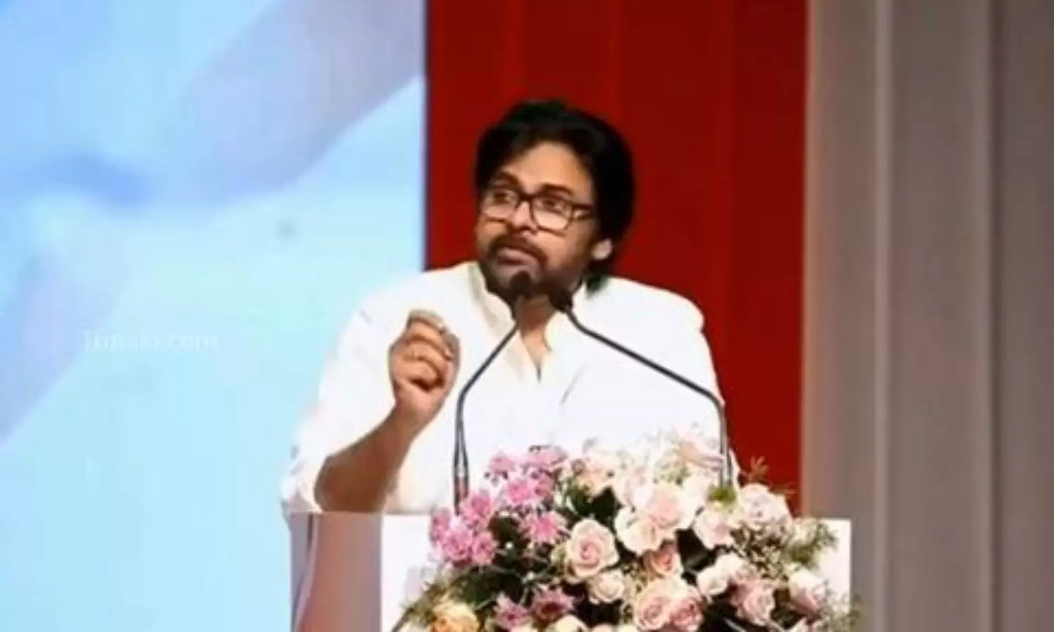 హిందీ భాష మనది...బల్ల గుద్ది మరీ చెప్పిన పవన్!