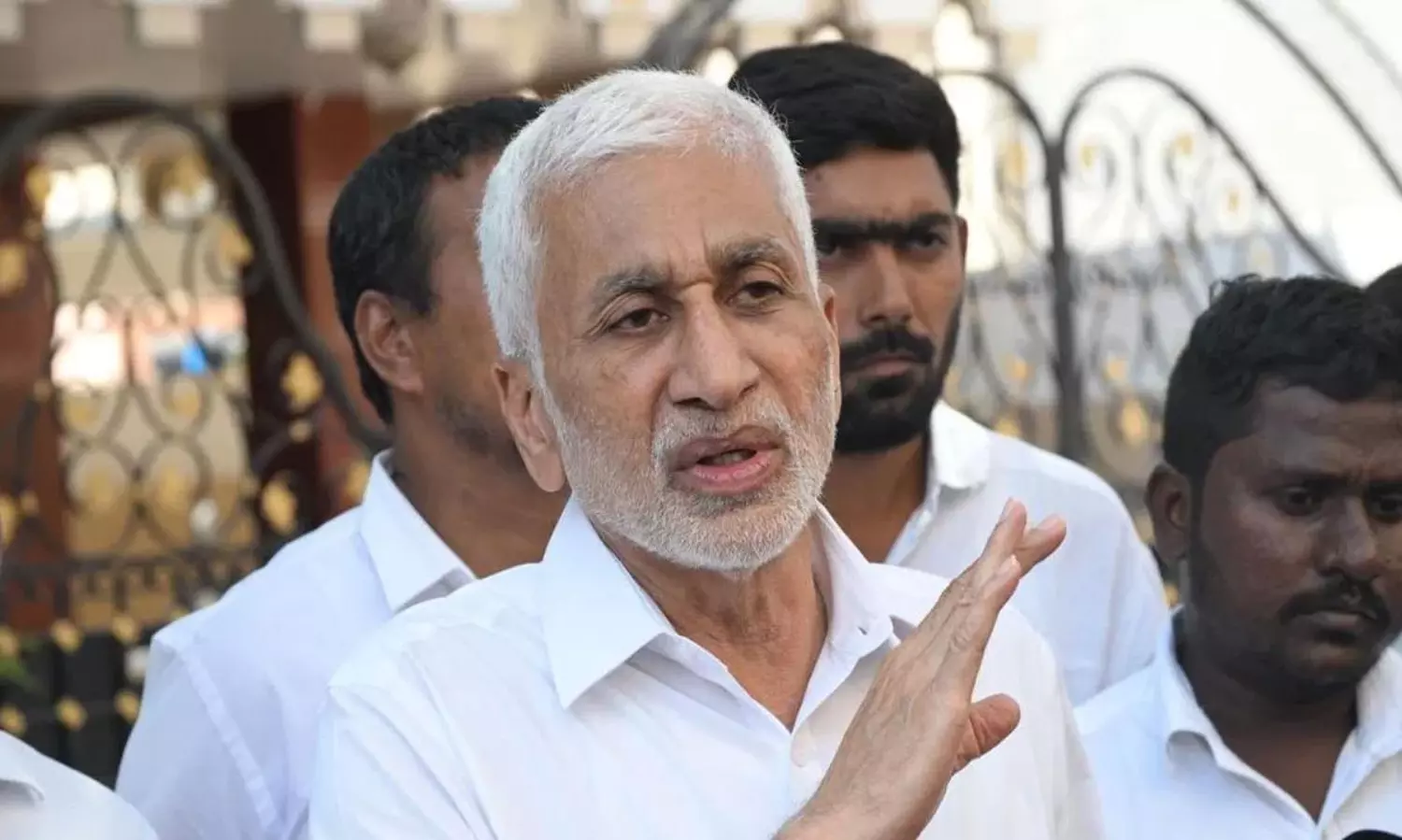 వైసీపీకి విజయసాయిరెడ్డి టెన్షన్.. చంద్రబాబుతో చేతులు కలిపారా? వైసీపీకి విజయసాయిరెడ్డి టెన్షన్.. చంద్రబాబుతో చేతులు కలిపారా?