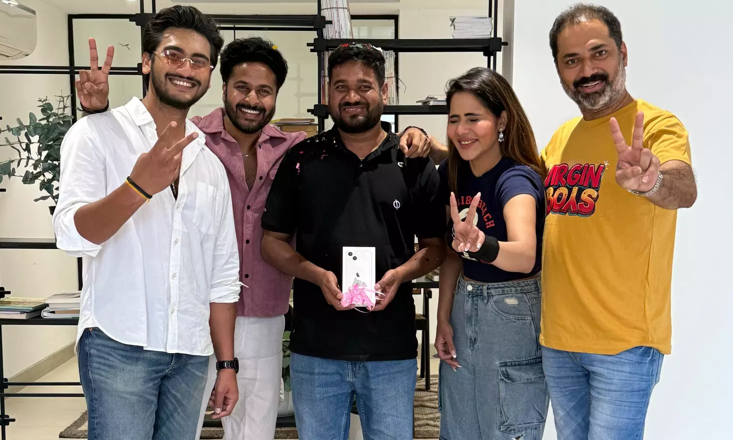 వర్జిన్ బాయ్స్: అనుకున్నట్లే ఐఫోన్ గిఫ్ట్.. సీటు కింద డబ్బులు