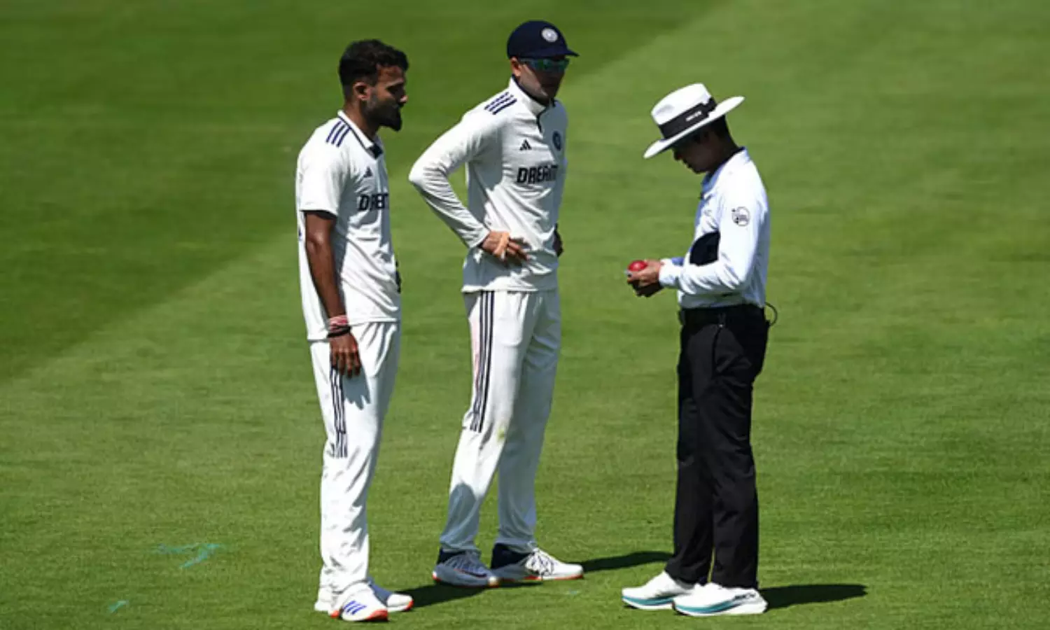 డ్యూక్స్..బంతితో ఆట కాదు..బంతే ఆటగాళ్లతో ఆడుకుంటోంది... డ్యూక్స్..బంతితో ఆట కాదు..బంతే ఆటగాళ్లతో ఆడుకుంటోంది...