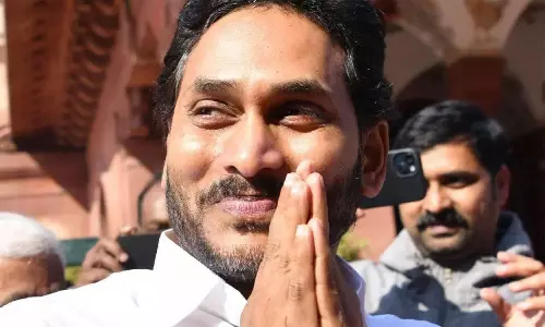 కేసు మీదు కేసు.. వైసీపీ బాసుకు పోలీసుల షాక్