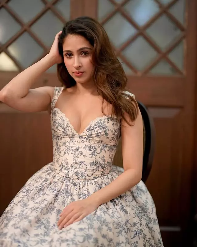 Pashmina Roshan Looks Dreamy in Floral Elegance Pashmina Roshan Looks Dreamy in Floral Elegance