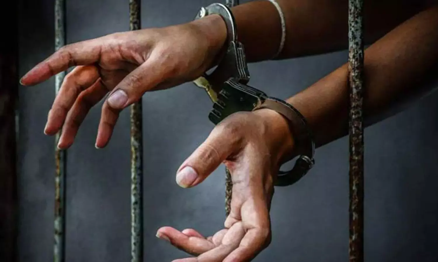 సీఎం టు సినీ ప్రముఖులతో ఫోటోలు.. కిట్టీ పార్టీలతో రూ.30 కోట్ల మోసం! సీఎం టు సినీ ప్రముఖులతో ఫోటోలు.. కిట్టీ పార్టీలతో రూ.30 కోట్ల మోసం!