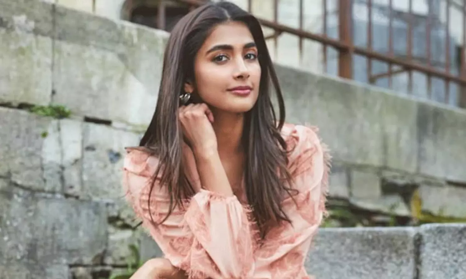 లేటైనా మంచి ఆఫర్ పట్టేసిన బుట్టబొమ్మ!