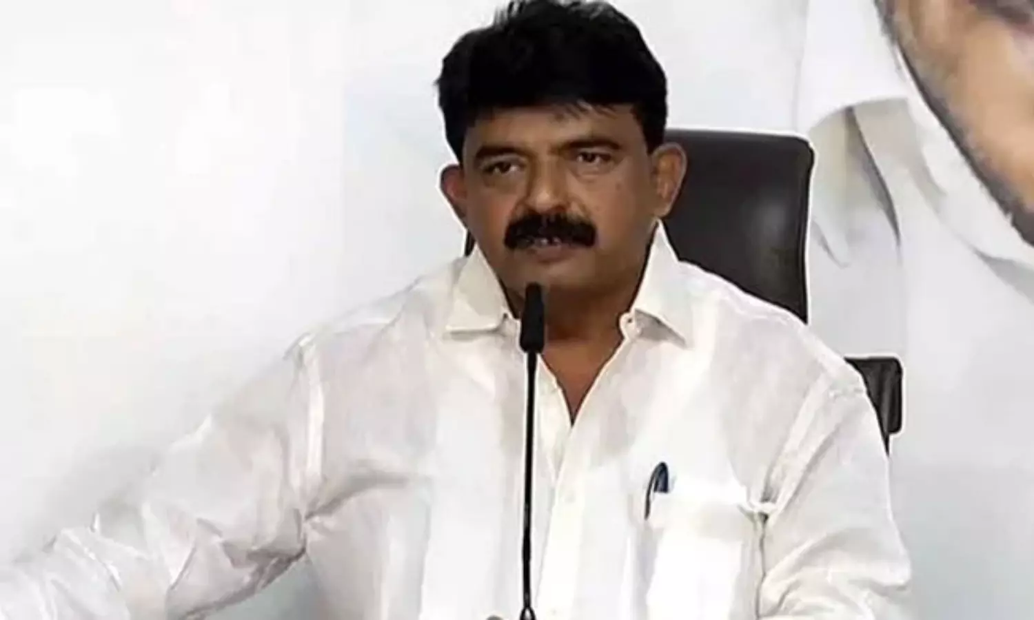 గుడివాడలో హైటెన్షన్.. పేర్ని నాని హౌస్ అరెస్టు గుడివాడలో హైటెన్షన్.. పేర్ని నాని హౌస్ అరెస్టు