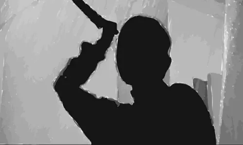 బుల్లితెర నటిని కత్తితో పొడిచి పరారైన భర్త