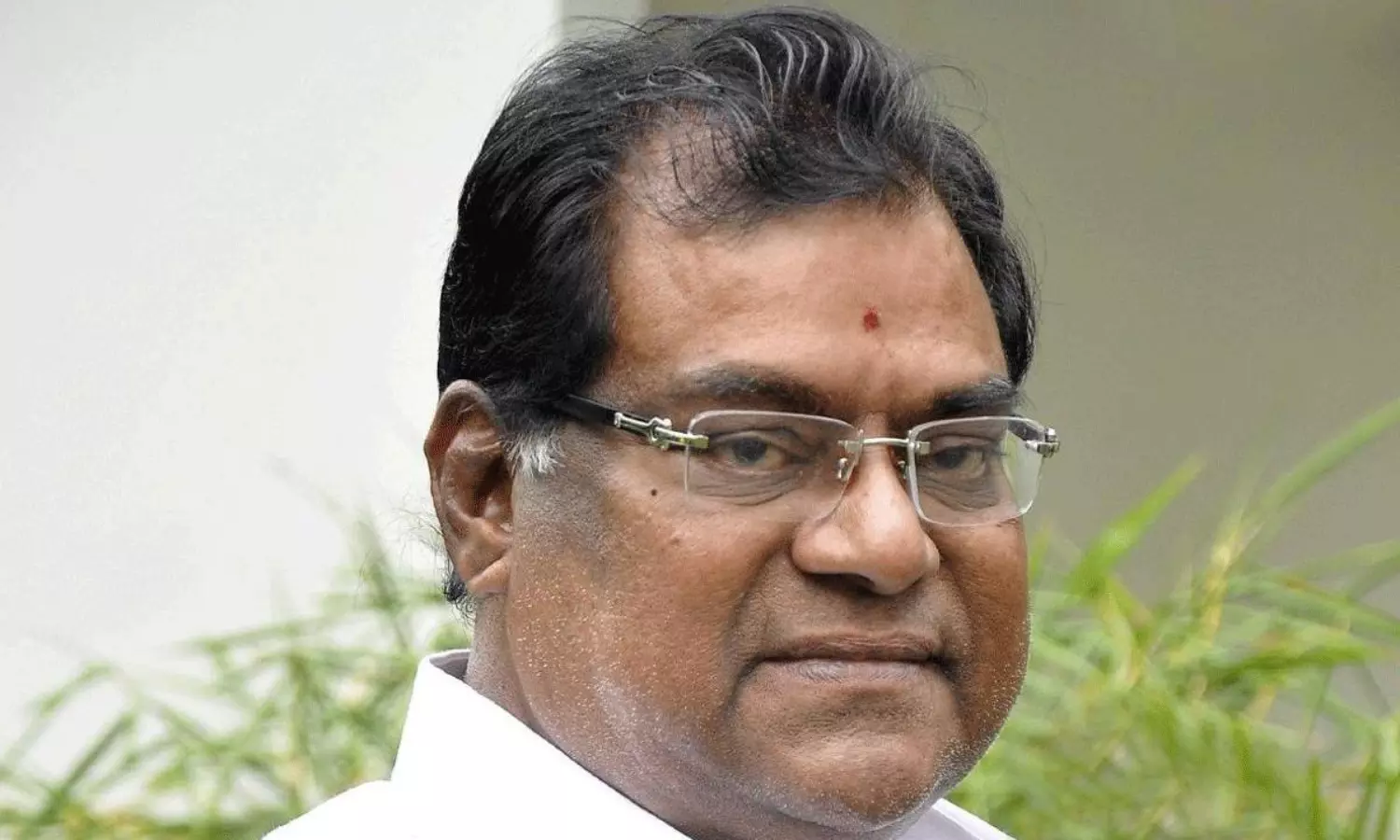 విజయవాడ రైల్వే స్టేషన్ లో కోటాను పట్టుకుని....!