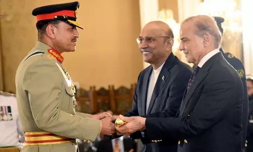 పాక్ అర్మీ చీఫ్ కోరికను ఆ దేశ ప్రధాని టెంపరరీగా చంపేశారా?