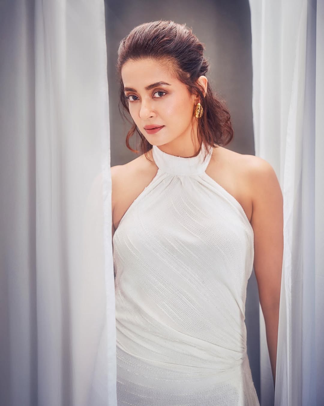 Surveen Chawla Sets the Style Bar High Surveen Chawla Sets the Style Bar High