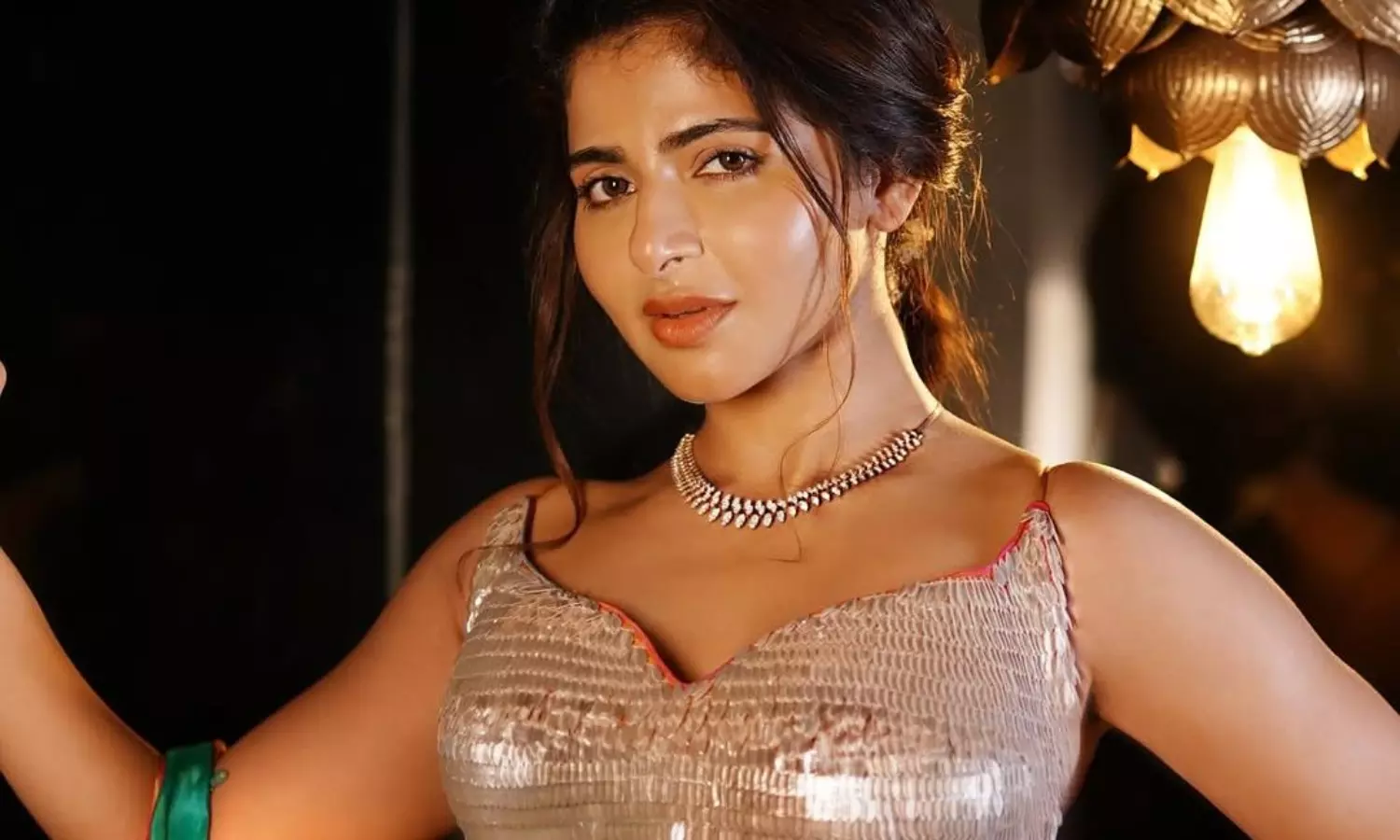 పిక్టాక్ : అందాల నడుముతో ఐశ్వర్యం పిక్టాక్ : అందాల నడుముతో ఐశ్వర్యం