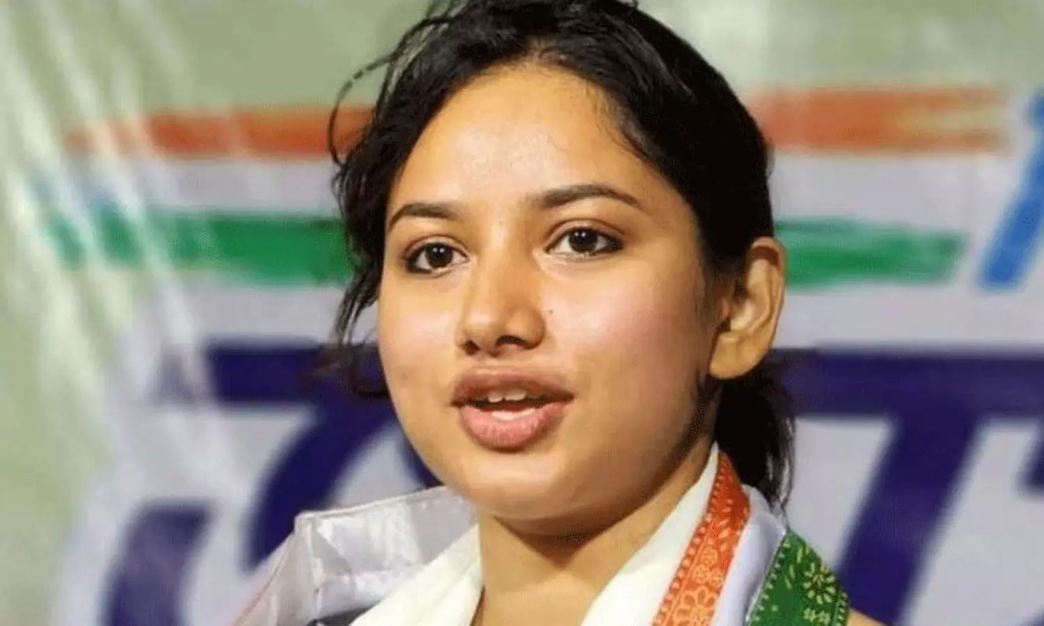 మహిళ యువ నేత ఫొటోలనే మార్ఫింగ్ చేశారు.. ఏం పార్టీ రా మీది? మహిళ యువ నేత ఫొటోలనే మార్ఫింగ్ చేశారు.. ఏం పార్టీ రా మీది?