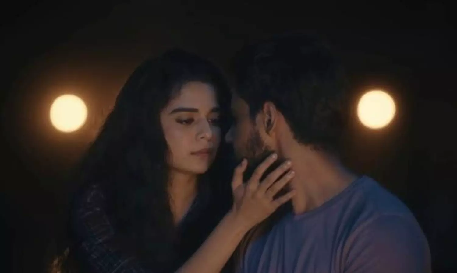 విశ్వక్ సేన్ హీరోయిన్ బోల్డ్ సీన్.. లిప్ లాక్ తో ఇంటర్నెట్ షేక్!