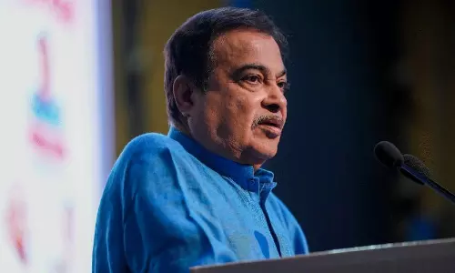 ప్రభుత్వానికి వ్యతిరేకంగా పిటిషన్లు...నితిన్ గడ్కరీ సంచలన వ్యాఖ్యలు