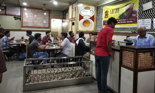 26 సమాధుల మధ్య.. లక్కీ రెస్టారెంట్‌ ప్రత్యేకతే వేరుగా!