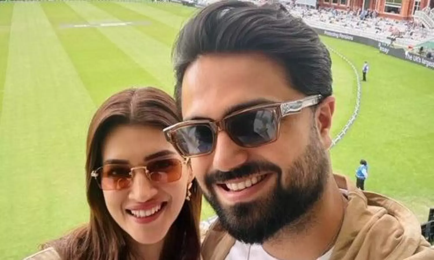 క్రికెట్‌ స్టేడియంలో రహస్య ప్రియుడితో హీరోయిన్‌..!