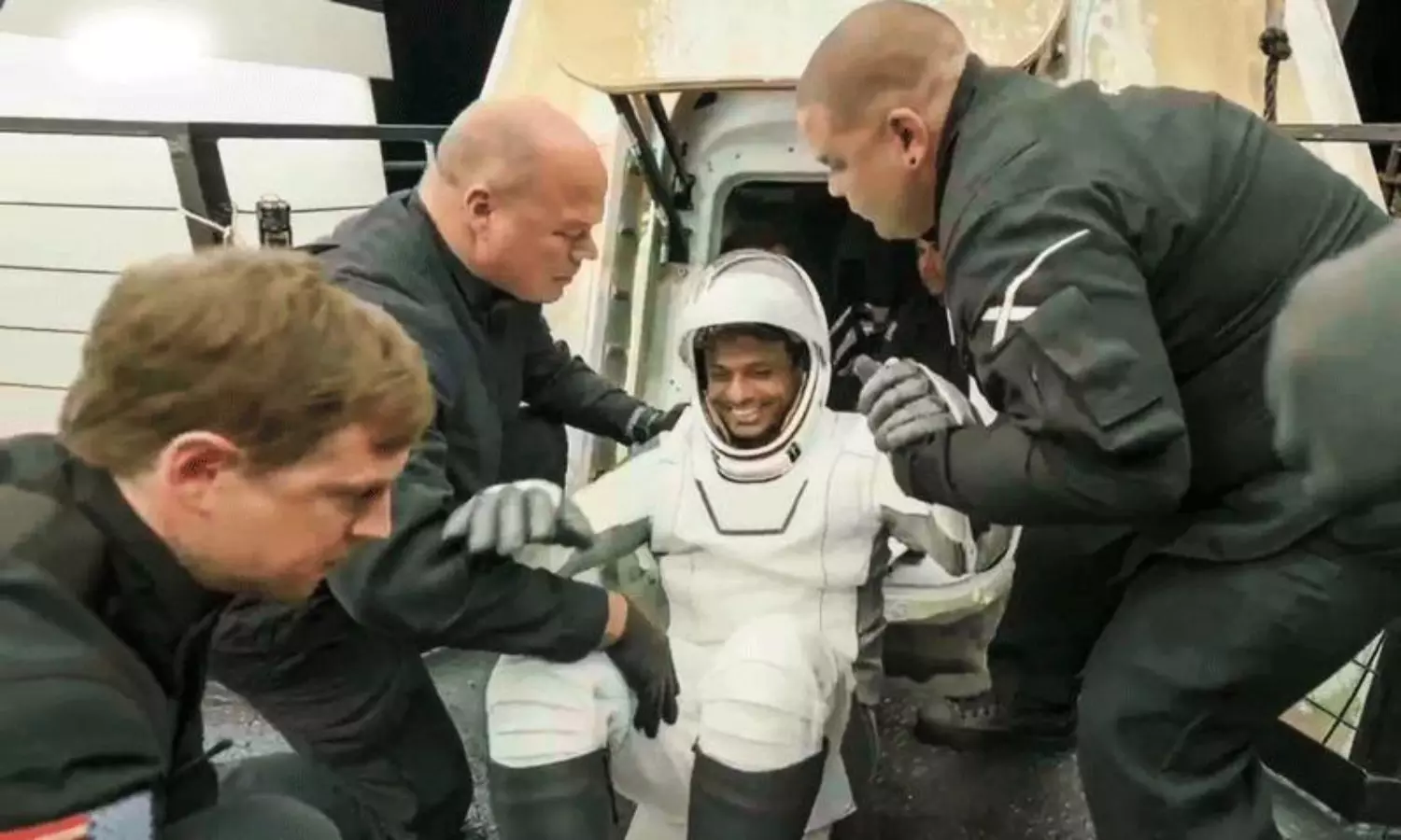 శుభాంశు శుక్లా భూమికి తిరిగొచ్చాడు.. వైరల్ వీడియో