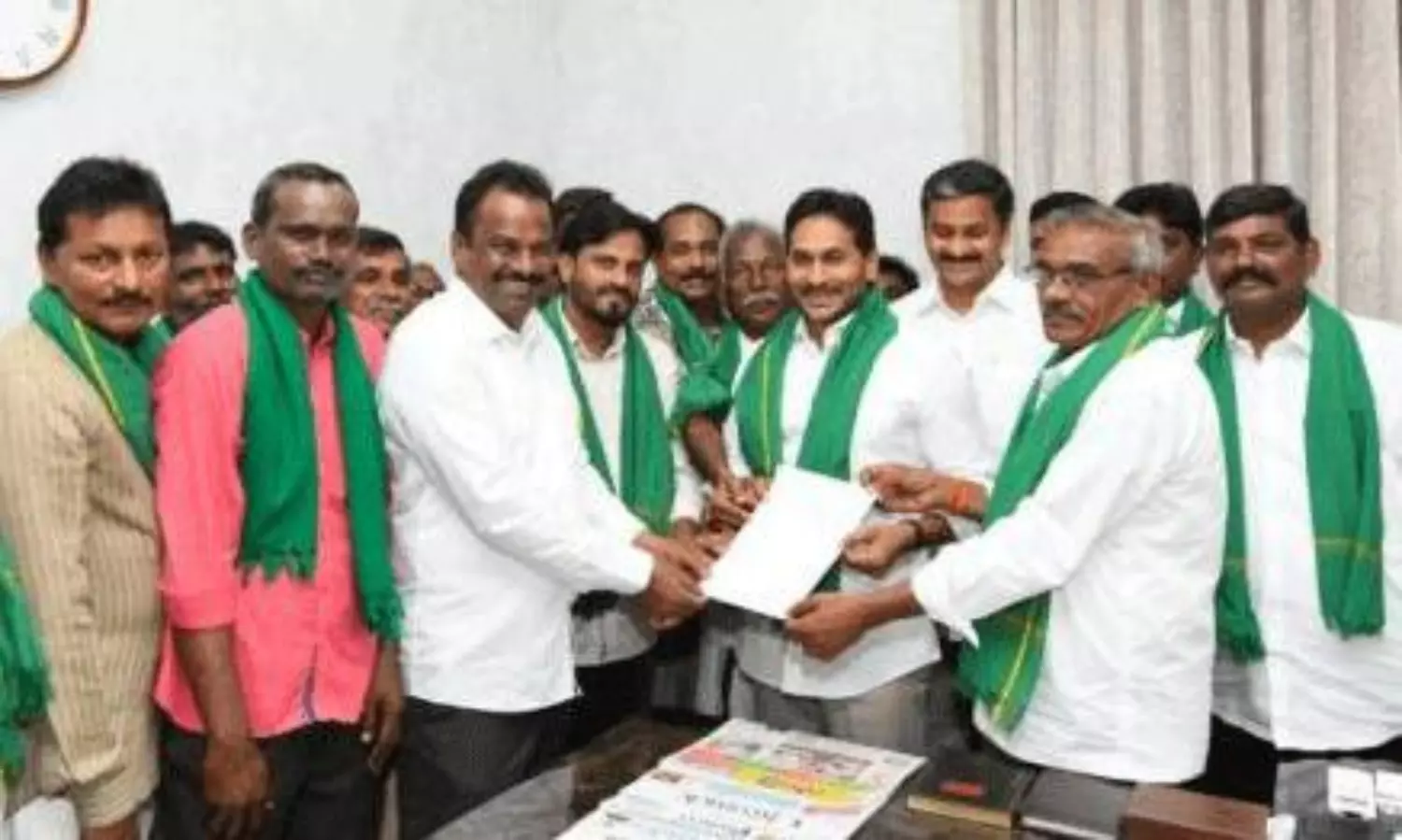 జగన్ నెక్ట్స్ టూర్ అక్కడికే.. వైసీపీ అధినేత చేతికి కీలక అస్త్రం!