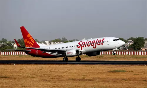 స్పైస్ జెట్ టేకాఫ్ అయ్యే వేళలో ఇద్దరు మహిళల హల్ !