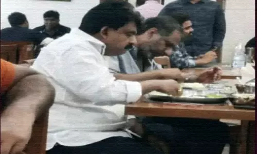 ఫ్యాక్ట్ చెక్ : పేర్ని నాని, గొట్టిపాటి రవి కలిసిన ఫొటో కథ ఇది..