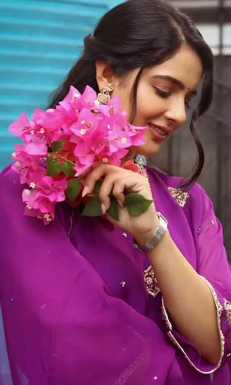 Malvi Malhotra’s Floral Frame Wins Hearts