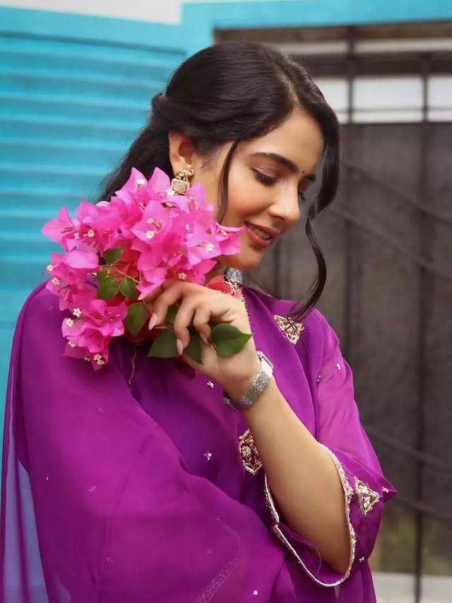 Malvi Malhotra’s Floral Frame Wins Hearts