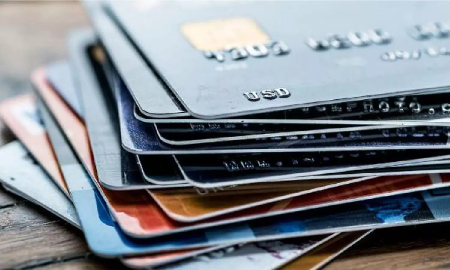 నెలవారీ ఖర్చులకు క్రెడిట్ కార్డులే దిక్కు