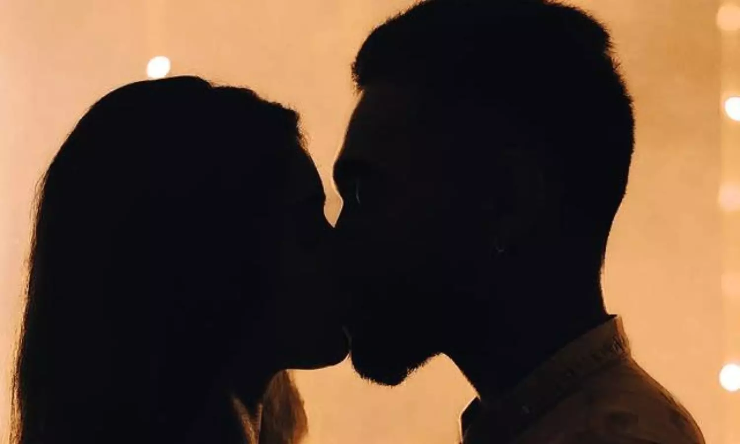 లిప్లాక్ పెట్టి మరీ కన్ఫర్మ్ చేసింది..! లిప్లాక్ పెట్టి మరీ కన్ఫర్మ్ చేసింది..!