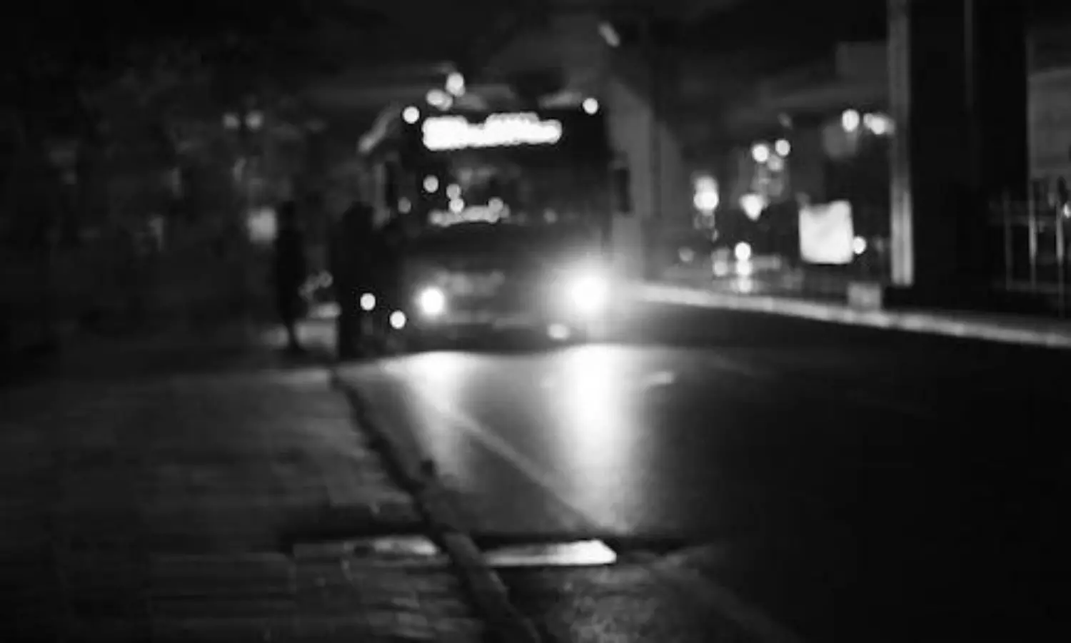 కదులుతున్న స్లీపర్ బస్సులో డెలివరీ.. వస్త్రంలో చుట్టి విసిరేసిన తల్లి కదులుతున్న స్లీపర్ బస్సులో డెలివరీ.. వస్త్రంలో చుట్టి విసిరేసిన తల్లి