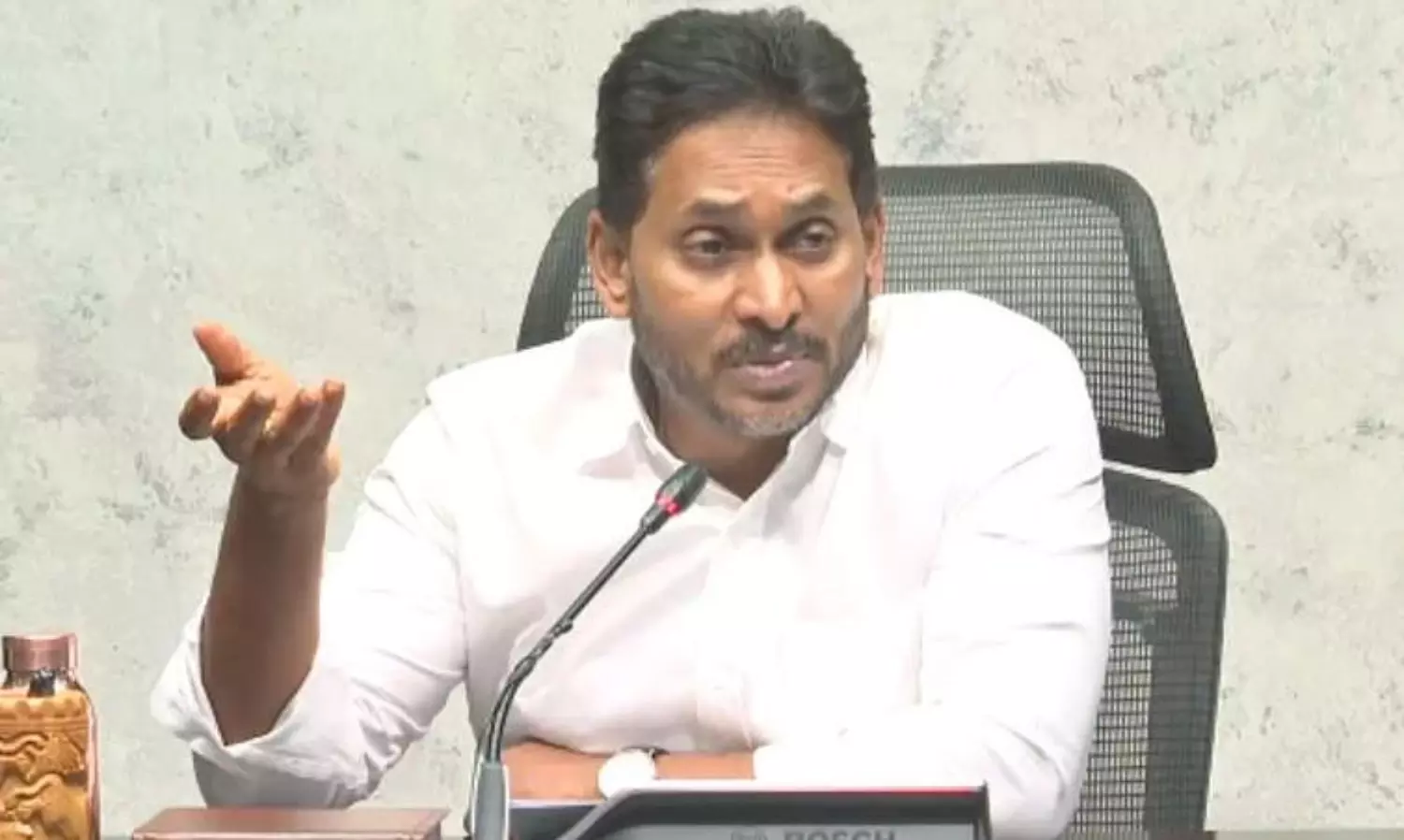 మా పోలీసులు....కూటమి పోలీసులూ....జగన్ కామెంట్స్ వైరల్!