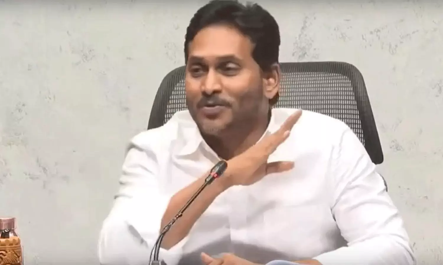 బాబు యాక్టింగ్ సూపరంటూనే జగన్ పుష్ప మేనరిజం! బాబు యాక్టింగ్ సూపరంటూనే జగన్ పుష్ప మేనరిజం!